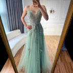 Luxuriöses salbeigrünes A-Linien-Abschlussballkleid aus Spitze mit Spaghettiträgern
