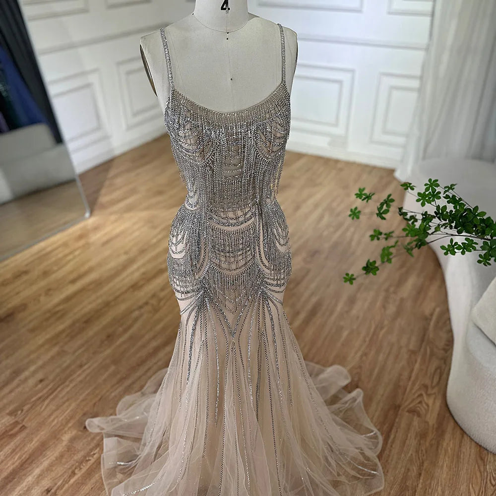 Luxuriöses nudefarbenes Meerjungfrauen-Abendkleid mit Kristallquasten