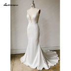 Vestido de novia NumberSea de satén sencillo con tirantes finos, cola larga, espalda descubierta, botones, drapeado y escote en V. 