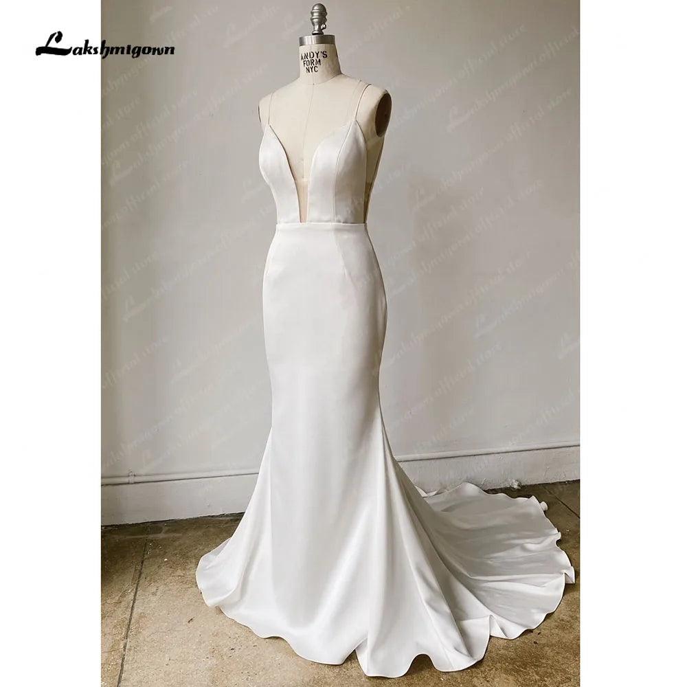 Vestido de novia NumberSea de satén sencillo con tirantes finos, cola larga, espalda descubierta, botones, drapeado y escote en V. 