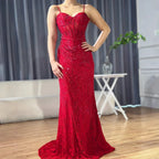 Elegante vestido de noche rojo con abertura