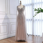 Luxuriöses, perlenbesetztes Abendkleid in Karamell mit Cape LA72992A