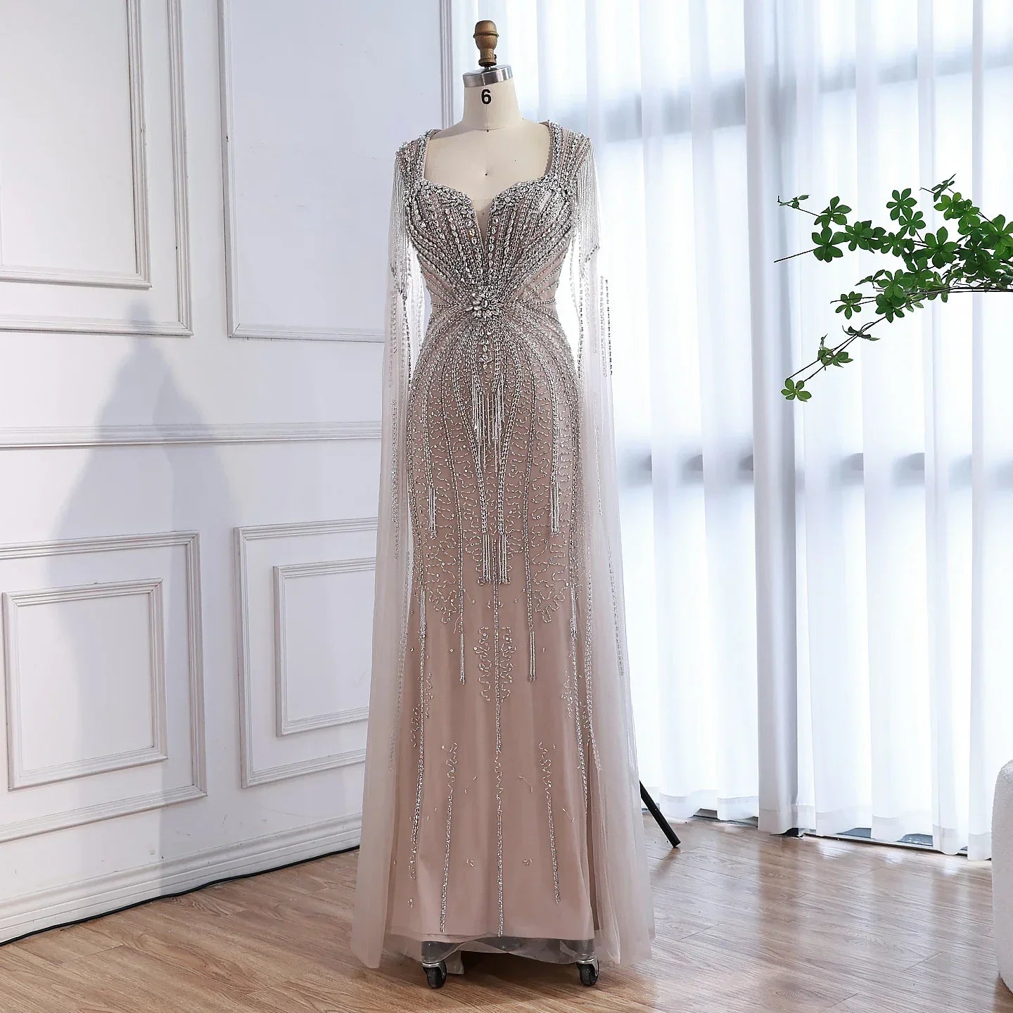 Luxuriöses, perlenbesetztes Abendkleid in Karamell mit Cape LA72992A