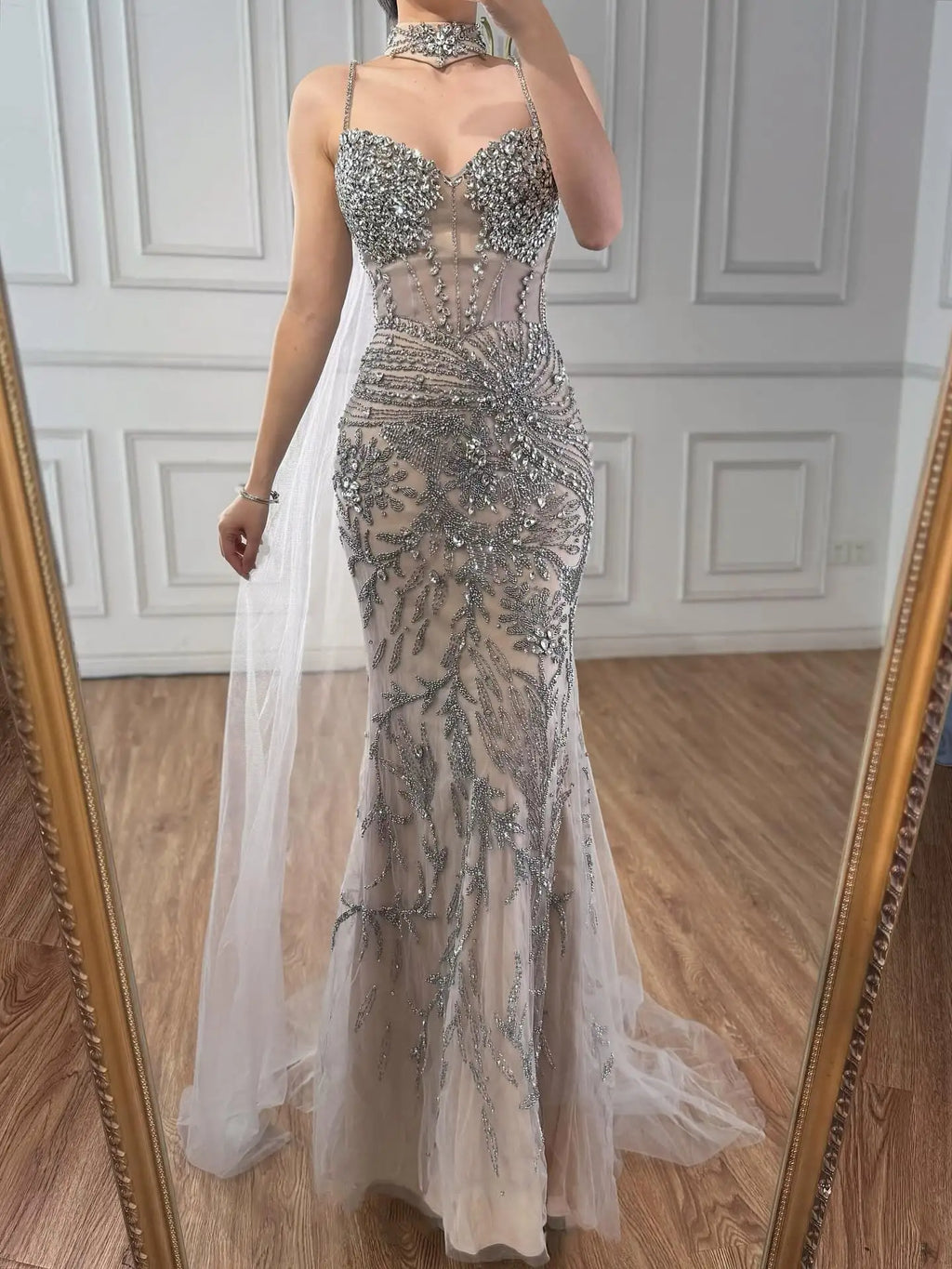 Luxuriöses Abendkleid Grau Perlenbesetzt Mit Umhang Ballkleid LA73342