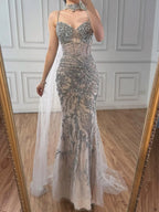 Luxuriöses Abendkleid Grau Perlenbesetzt Mit Umhang Ballkleid LA73342