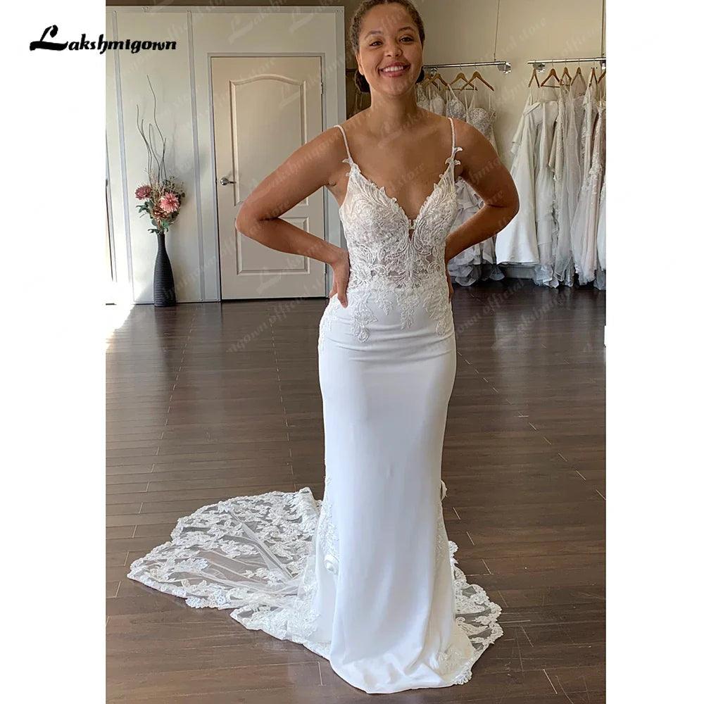 Vestido de novia NumberSea 2025 de sirena con escote en V profundo y tirantes finos, estilo bohemio, para playa. 
