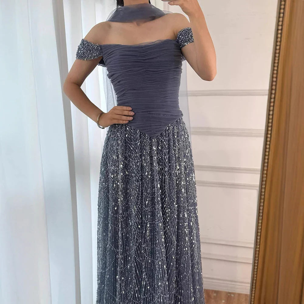 Luxuriöses arabisches Abendkleid mit Cape und rosa Perlenstickerei