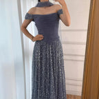 Luxuriöses arabisches Abendkleid mit Cape und rosa Perlenstickerei