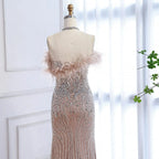 Luxuriöses rückenfreies Neckholder-Abendkleid mit Federn und Kristallen
