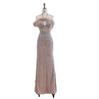 Luxuriöses rückenfreies Neckholder-Abendkleid mit Federn und Kristallen