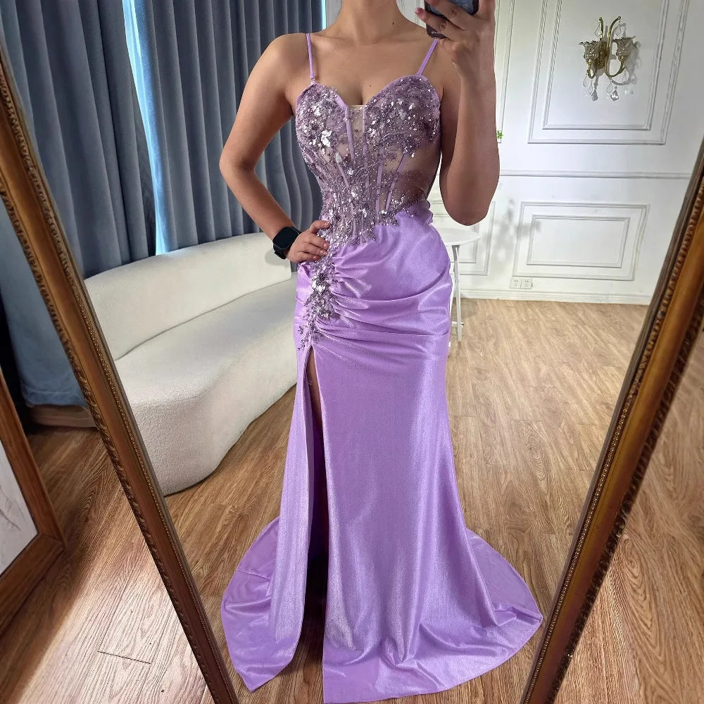Elegante vestido de fiesta azul marino de satén con encaje, pedrería y abertura