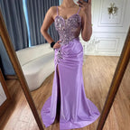 Elegante vestido de fiesta azul marino de satén con encaje, pedrería y abertura