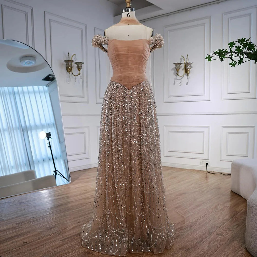 Luxuriöses arabisches Abendkleid mit Cape und rosa Perlenstickerei