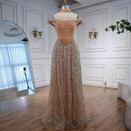 Luxuriöses arabisches Abendkleid mit Cape und rosa Perlenstickerei