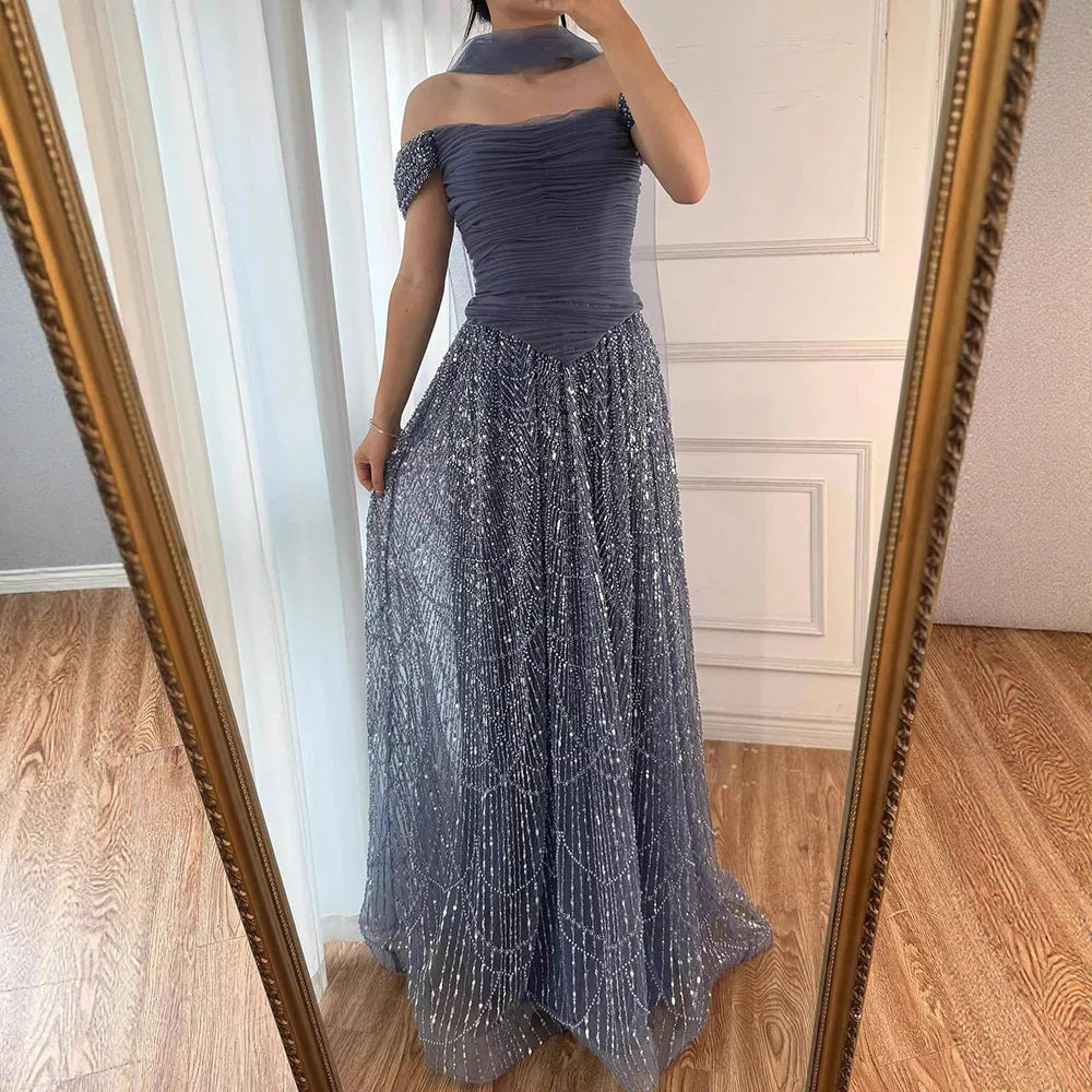 Luxuriöses arabisches Abendkleid mit Cape und rosa Perlenstickerei