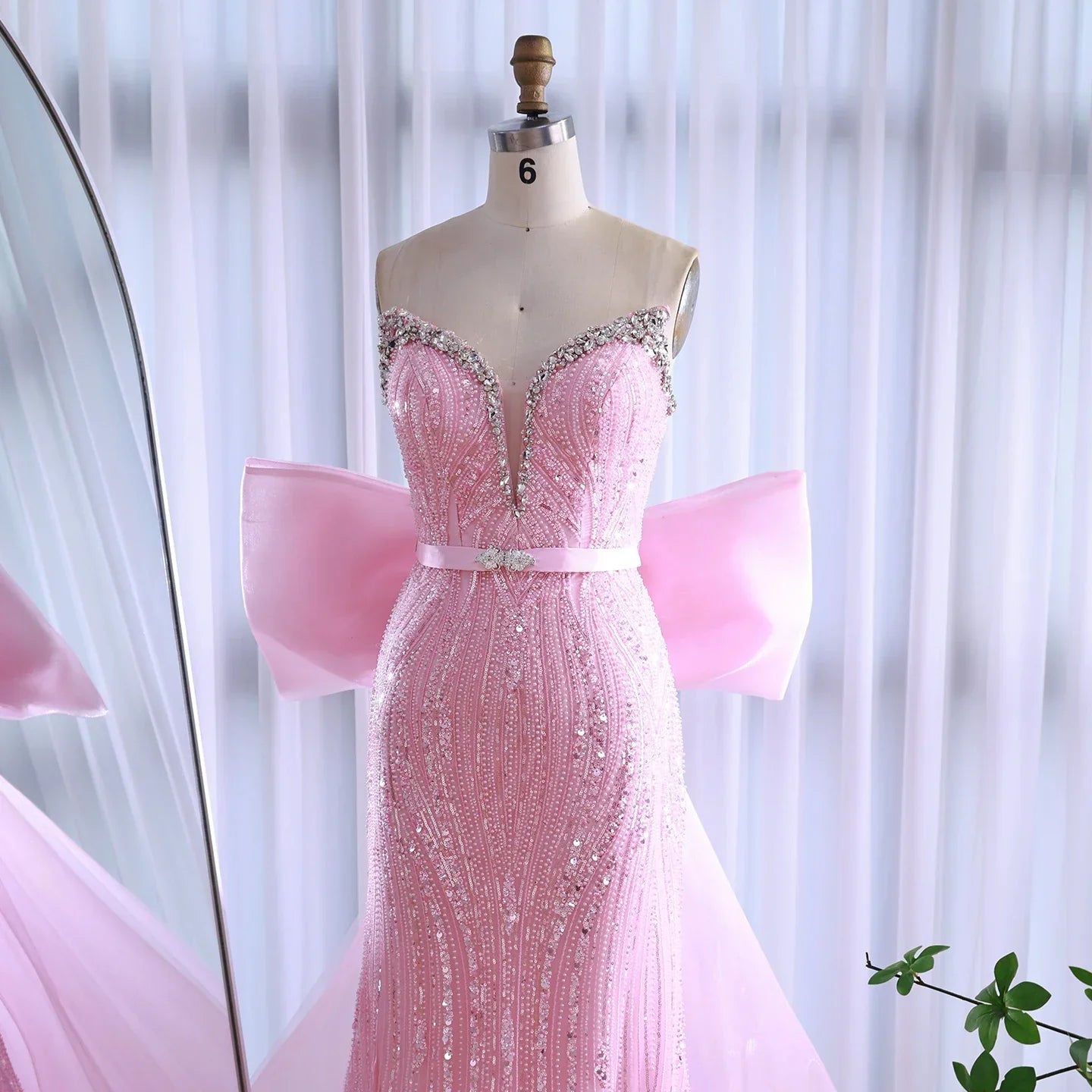 Luxuriöses rosa Abendkleid mit Schleife aus Dubai