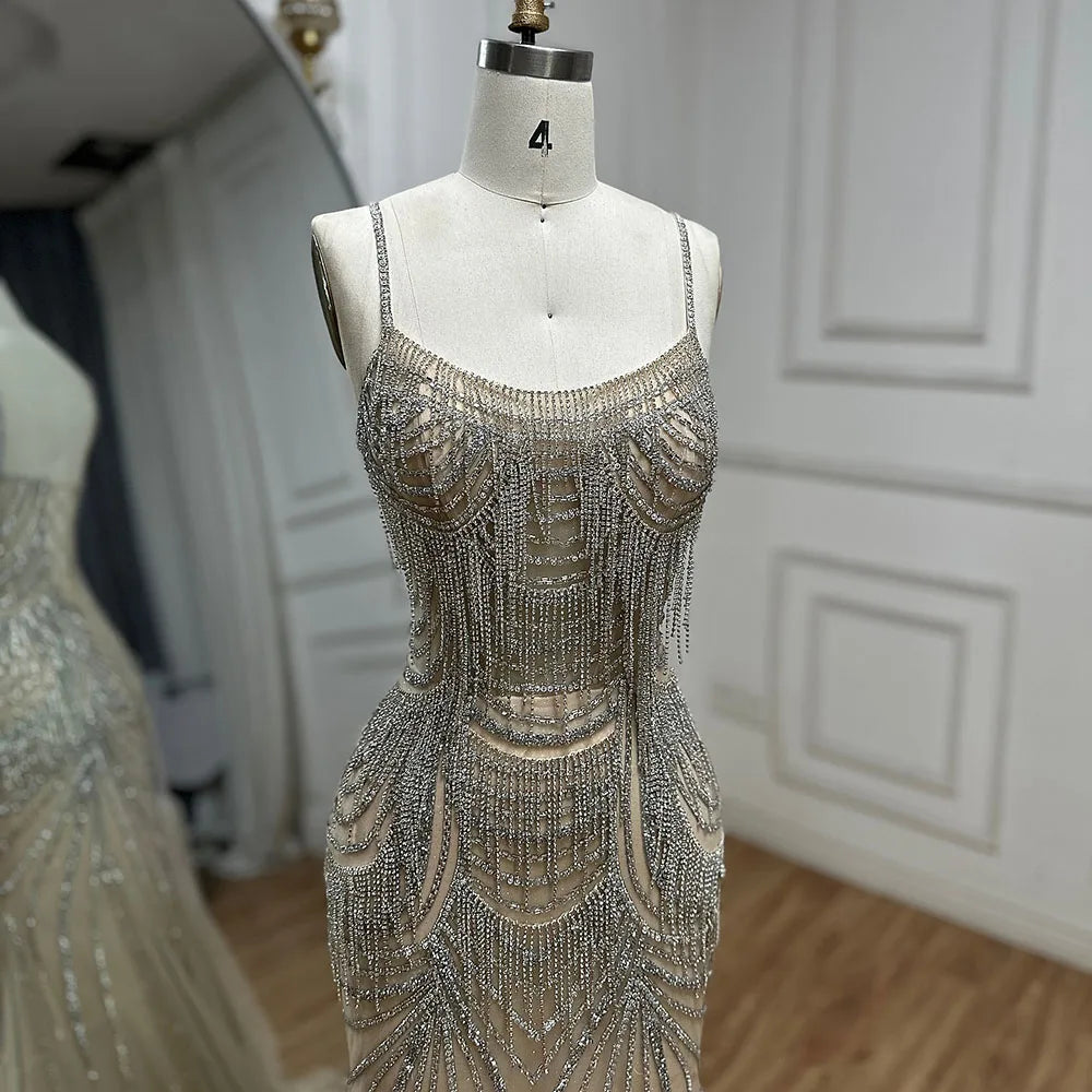 Luxuriöses nudefarbenes Meerjungfrauen-Abendkleid mit Kristallquasten