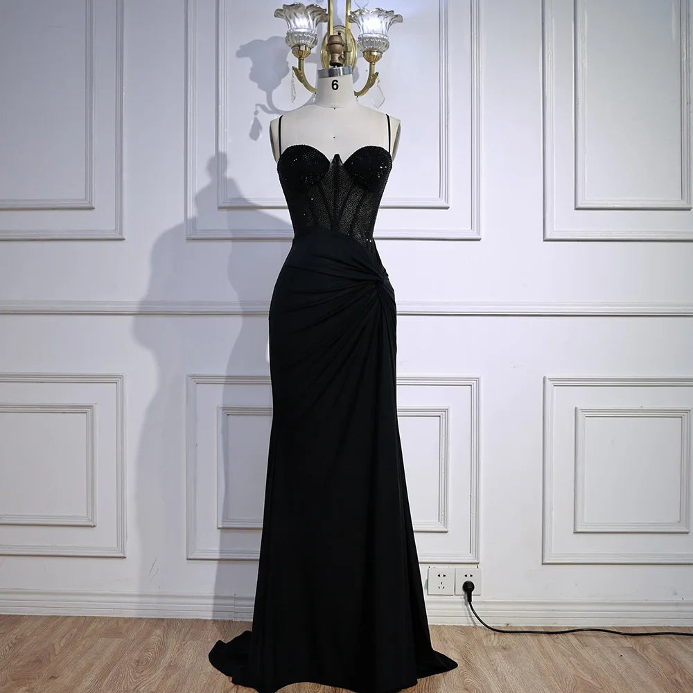 Schwarzes, elegantes Ballkleid mit Spaghettiträgern und Perlenverzierungen
