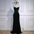 Schwarzes, elegantes Ballkleid mit Spaghettiträgern und Perlenverzierungen