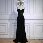 Schwarzes, elegantes Ballkleid mit Spaghettiträgern und Perlenverzierungen