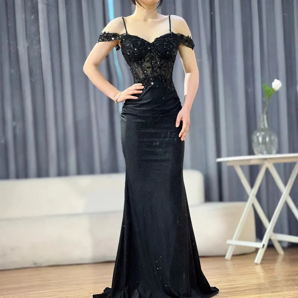 Elegantes schwarzes schulterfreies Spitzen-Ballkleid