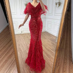 Luxuriöses arabisches Meerjungfrauen-Abendkleid in Rot mit Federn und Perlenbesatz