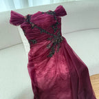 Elegantes weinrotes schulterfreies Spitzen-Abendkleid mit Applikationen