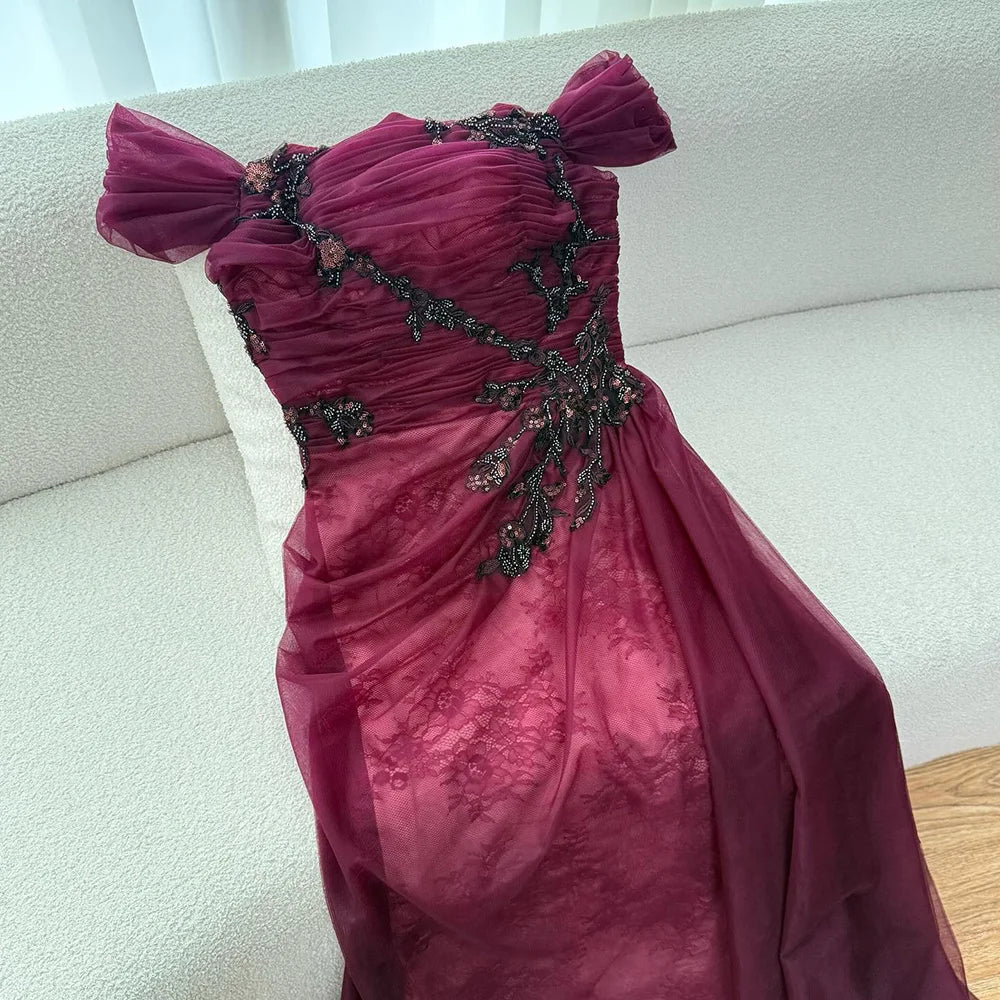 Elegantes weinrotes schulterfreies Spitzen-Abendkleid mit Applikationen