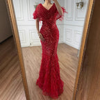 Luxuriöses arabisches Meerjungfrauen-Abendkleid in Rot mit Federn und Perlenbesatz
