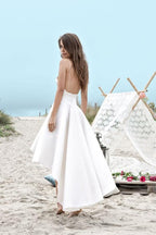 Vestido de novia de playa sencillo con escote corazón, tirantes finos y corte asimétrico en blanco NumberSea, MW223 