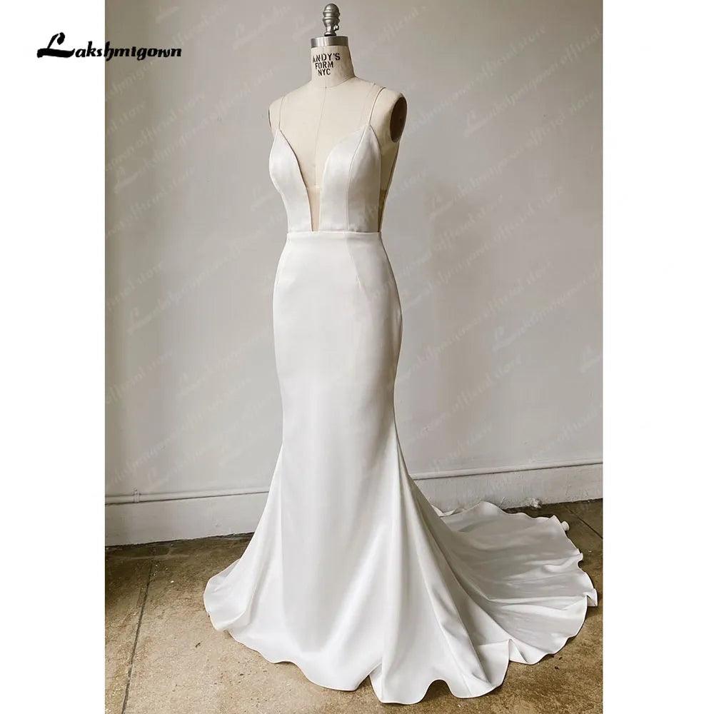 Vestido de novia NumberSea de satén sencillo con tirantes finos, cola larga, espalda descubierta, botones, drapeado y escote en V. 
