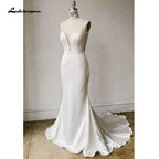 Vestido de novia NumberSea de satén sencillo con tirantes finos, cola larga, espalda descubierta, botones, drapeado y escote en V. 