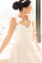 Vestido de novia NumberSea de satén, corte en A, escote corazón, cola corte y tirantes de lazo, MW882