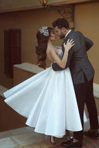 Vestido de novia corto NumberSea de satén, corte A, escote en V, tirantes finos y apliques, MW514