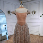 Luxuriöses arabisches Abendkleid mit Cape und rosa Perlenstickerei