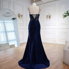 Elegante vestido de fiesta azul marino de satén con encaje, pedrería y abertura