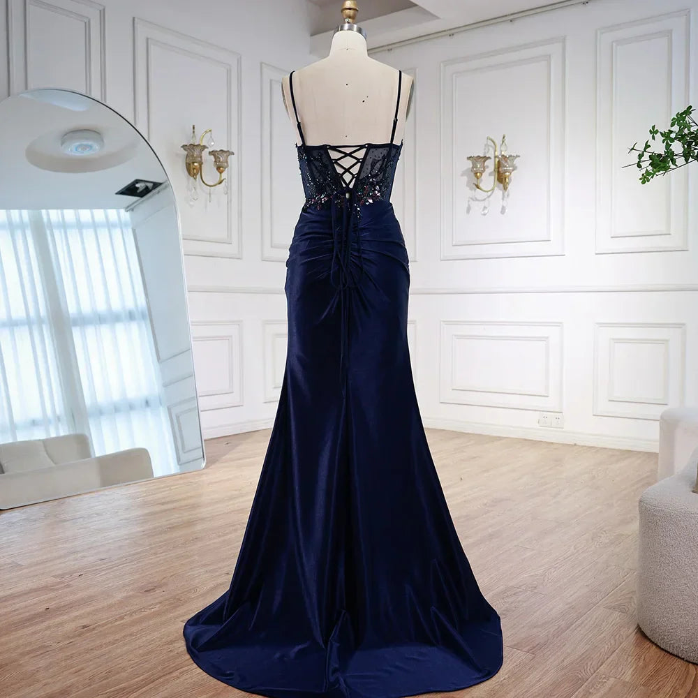 Elegante vestido de fiesta azul marino de satén con encaje, pedrería y abertura