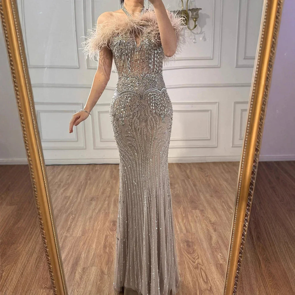 Luxuriöses rückenfreies Neckholder-Abendkleid mit Federn und Kristallen