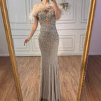 Luxuriöses rückenfreies Neckholder-Abendkleid mit Federn und Kristallen