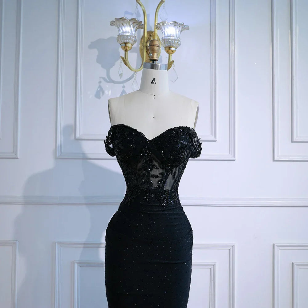 Elegantes schwarzes schulterfreies Spitzen-Ballkleid
