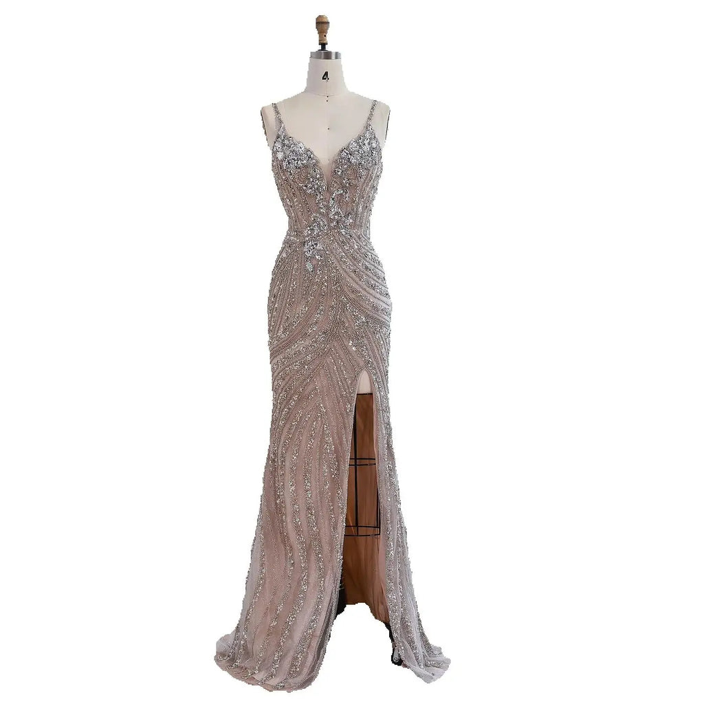 Luxuriöses, perlenbesetztes Meerjungfrauen-Abendkleid mit hohem Schlitz