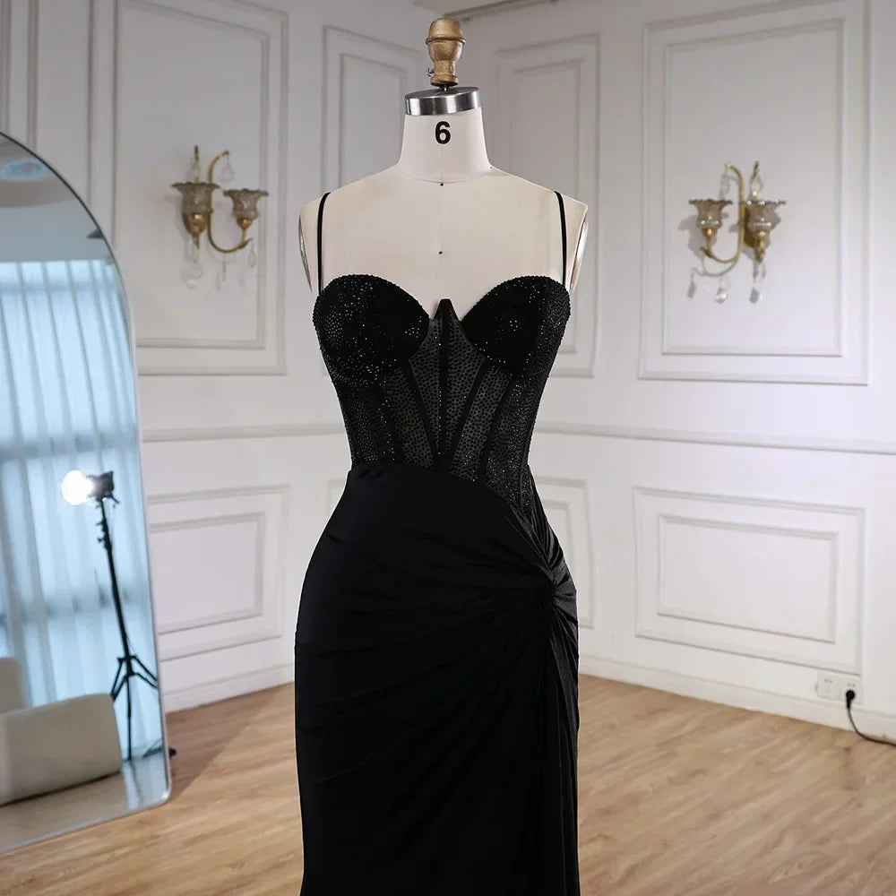 Schwarzes, elegantes Ballkleid mit Spaghettiträgern und Perlenverzierungen