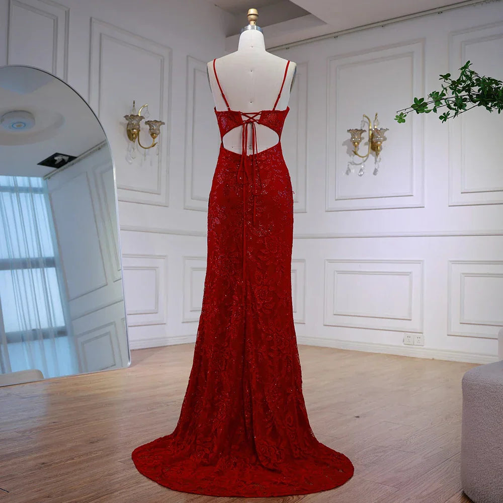 Elegante vestido de noche rojo con abertura