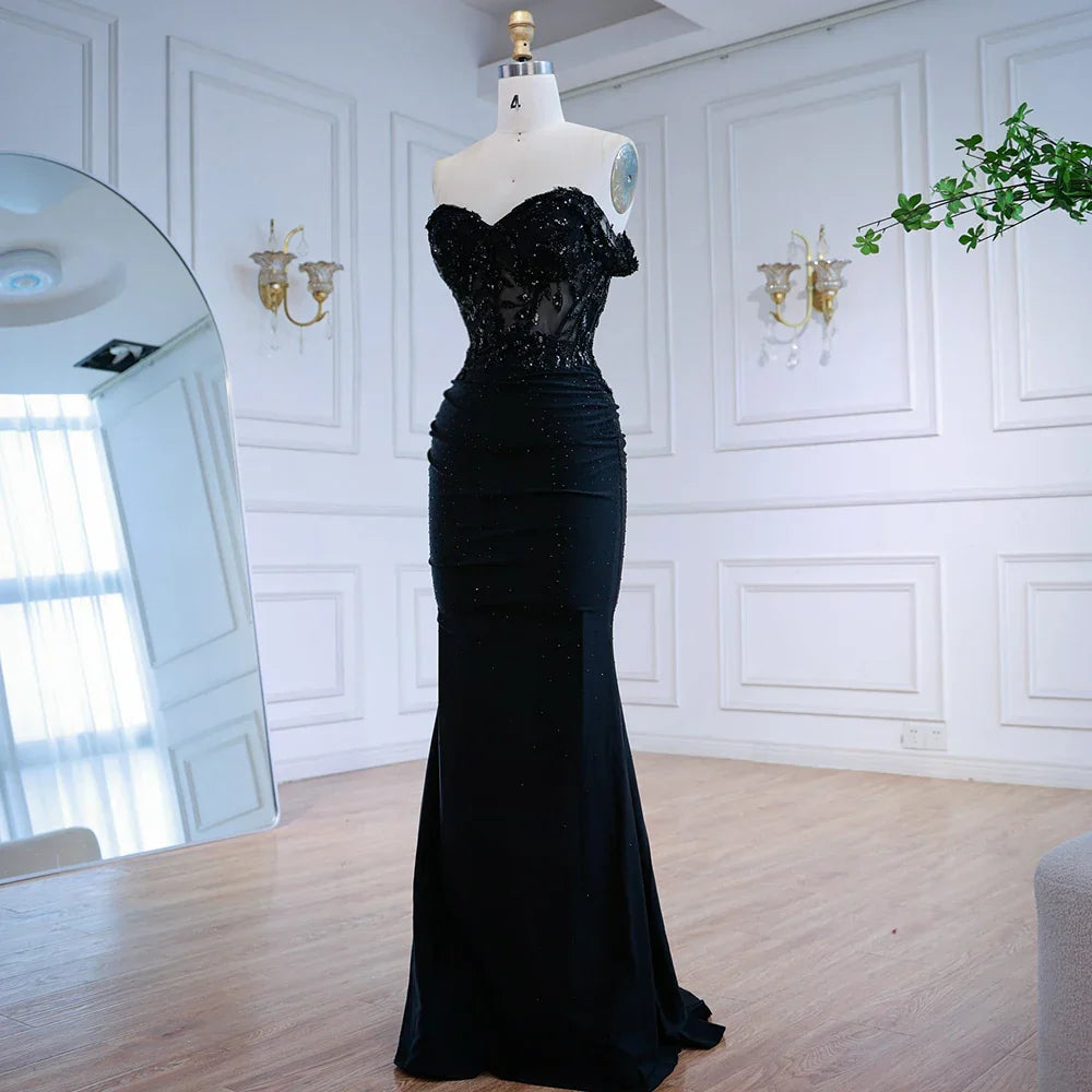 Elegantes schwarzes schulterfreies Spitzen-Ballkleid