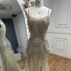 Luxuriöses nudefarbenes Meerjungfrauen-Abendkleid mit Kristallquasten