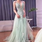 Luxuriöses salbeigrünes A-Linien-Abschlussballkleid aus Spitze mit Spaghettiträgern