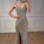 Luxuriöses, perlenbesetztes Meerjungfrauen-Abendkleid mit hohem Schlitz