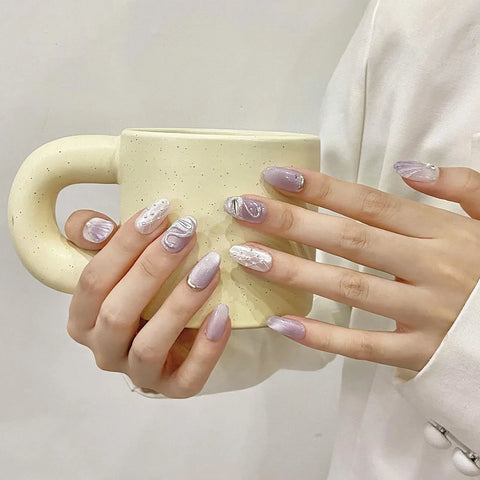 10 Stück handgefertigte künstliche Nägel im Meerjungfrauen-Stil, kurz, mandelglänzend, Katzenauge, zum Aufdrücken der Nägel mit 3D-Schwanen-Designs, lila, französische falsche Nagelspitzen 