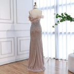 Luxuriöses rückenfreies Neckholder-Abendkleid mit Federn und Kristallen