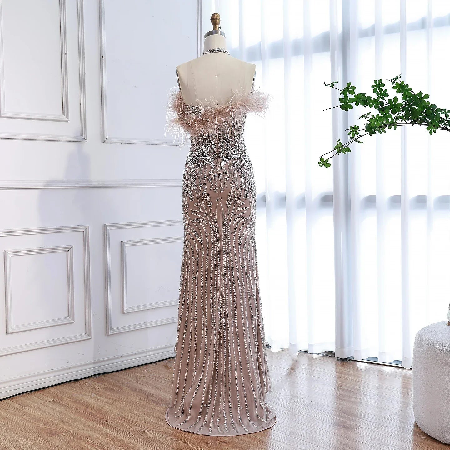 Luxuriöses rückenfreies Neckholder-Abendkleid mit Federn und Kristallen